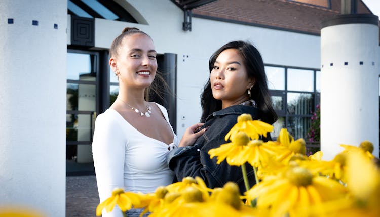 Valentina Ruggiero et Bao-Nghi Tuy, deux enseignantes fribourgeoises, lancent ce samedi un événement offrant de la visibilité aux jeunes artistes romands.